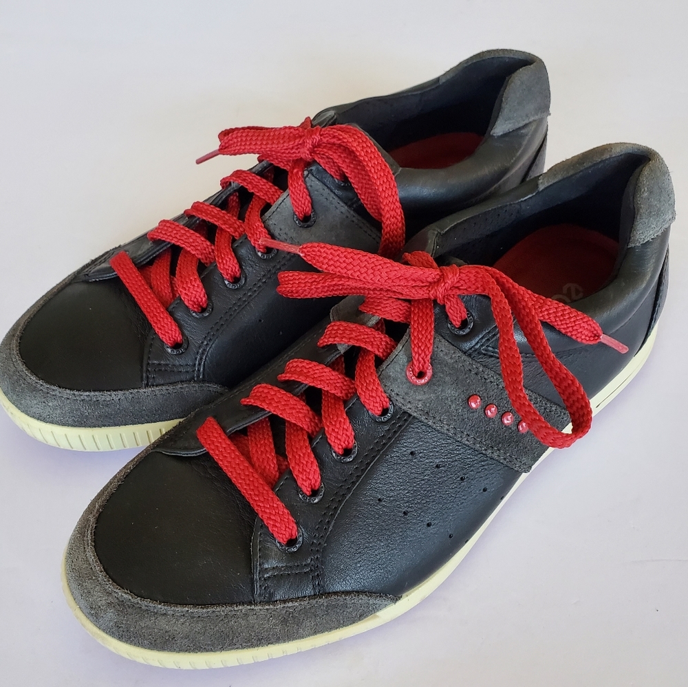 Ecco Le Street premiere Golf Shoes, size 42 men's, black and red shoe laces.